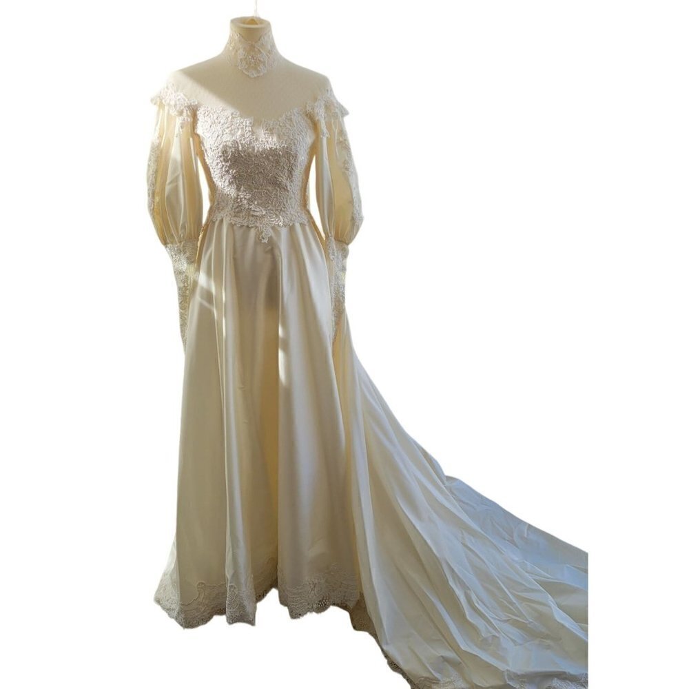 Fantastic Vintage Lace, Satin, Buttons, and puffy sleeves - Picture 2 of 16